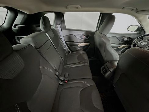 Used 2017 Jeep Cherokee Latitude w/ Cold Weather Group image 24