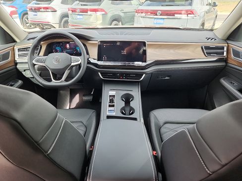 New 2026 Volkswagen Atlas SE FWD image 11