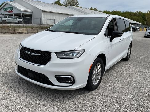Used 2024 Chrysler Pacifica Touring-L FWD image 3
