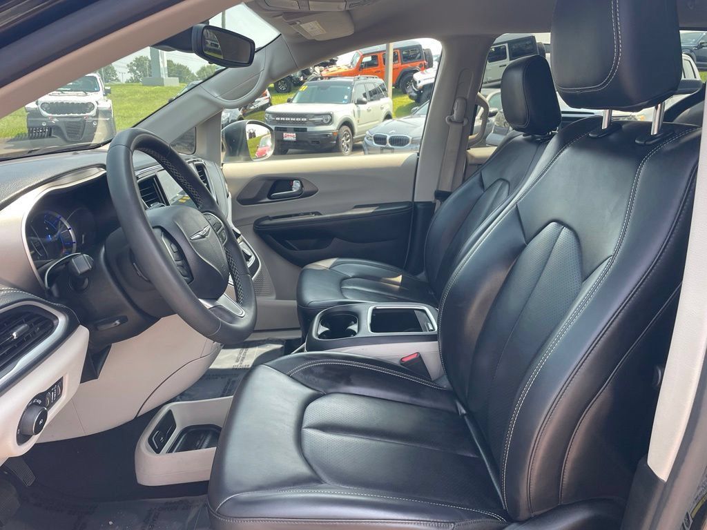 Used 2023 Chrysler Pacifica Touring-L FWD image 2