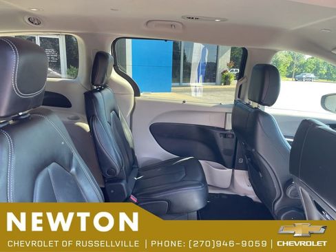 Used 2023 Chrysler Pacifica Touring-L FWD image 9
