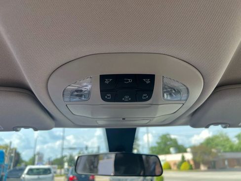 Used 2022 Chrysler Voyager LX image 16