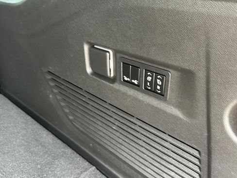 Used 2022 Chevrolet Suburban High Country image 9