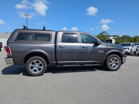Used 2018 RAM 1500 Laramie w/ Convenience Group AWD/4WD image 3