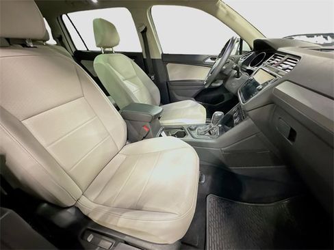 Used 2021 Volkswagen Tiguan SE w/ Panoramic Sunroof Package image 31
