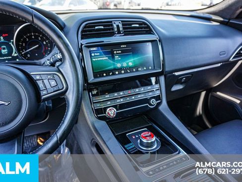 Used 2020 Jaguar F-PACE Premium image 33