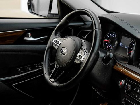 Used 2019 Kia Cadenza Premium image 15