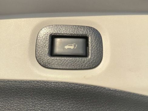 Used 2018 Nissan Rogue SV AWD/4WD image 16
