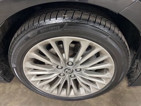 Used 2021 Toyota Avalon Limited image 19