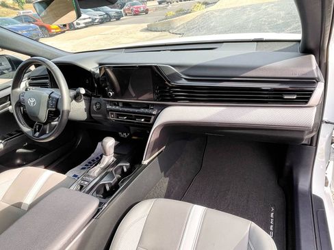Used 2025 Toyota Camry SE image 9