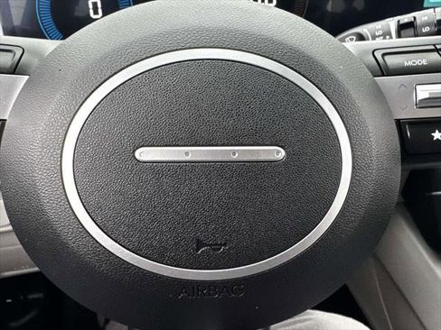 Used 2025 Hyundai Tucson SE FWD image 30