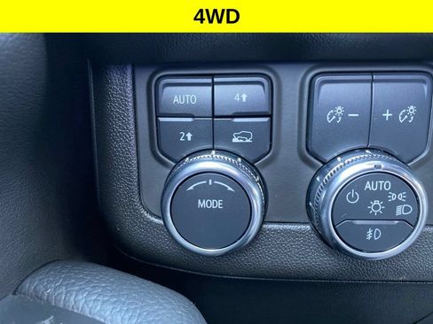Used 2025 GMC Yukon Denali AWD/4WD image 9