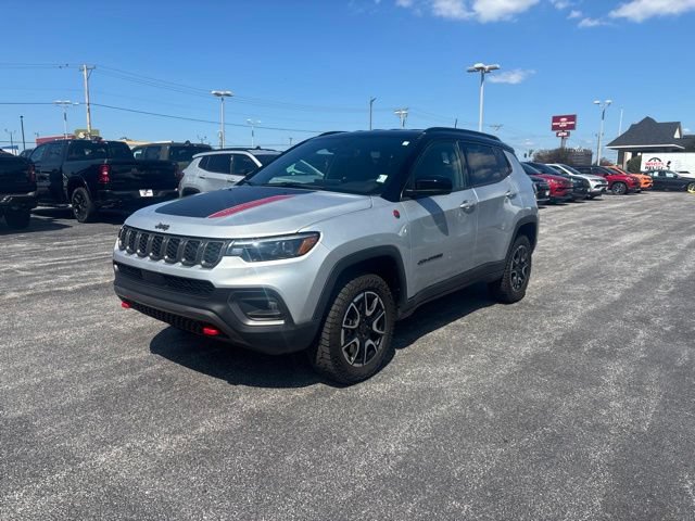 Used 2025 Jeep Compass Trailhawk w/ Trailhawk Elite Group AWD/4WD image 1