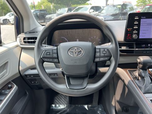 Used 2023 Toyota Sienna LE AWD/4WD image 16