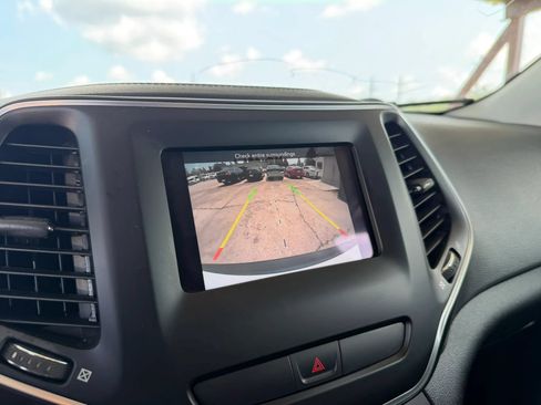 Used 2019 Jeep Cherokee Latitude w/ Popular Appearance Group FWD image 13