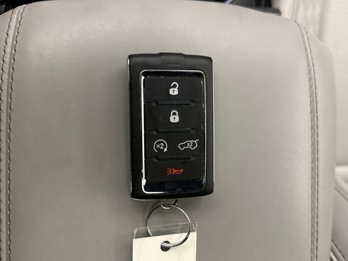 Used 2022 Jeep Grand Cherokee L Summit w/ Luxury Tech Group V image 27