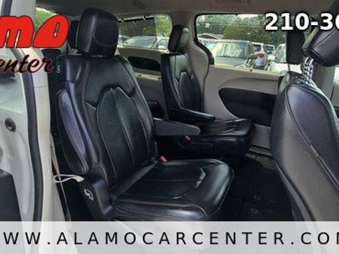 Used 2017 Chrysler Pacifica Touring-L FWD image 19