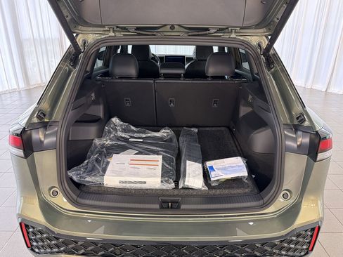 New 2026 Volkswagen Tiguan SE R-Line FWD image 33