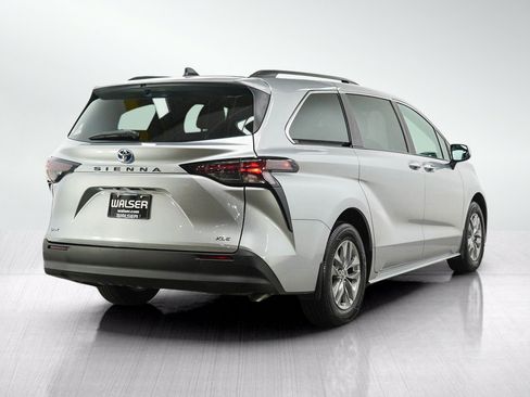 Used 2025 Toyota Sienna FWD image 5