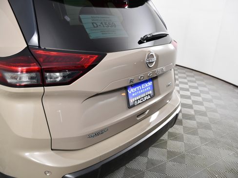 Used 2025 Nissan Rogue SV AWD/4WD image 15