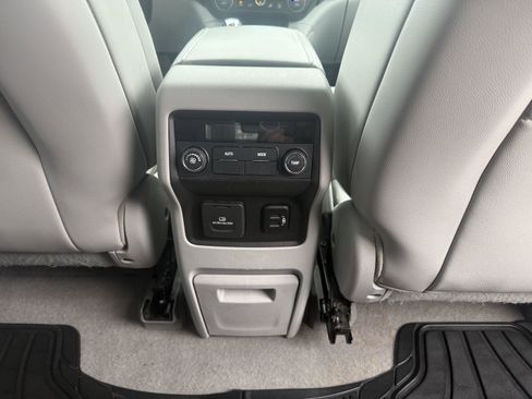 Used 2018 GMC Acadia SLT image 35