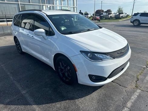 Used 2019 Chrysler Pacifica Touring-L Plus w/ Advanced Safetytec Group FWD image 6