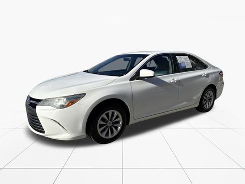 Used 2016 Toyota Camry LE image 3