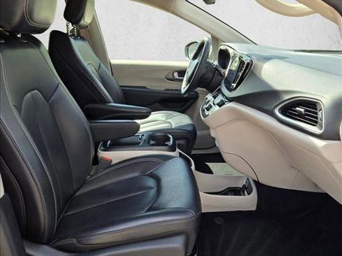 Used 2023 Chrysler Pacifica Touring-L image 19