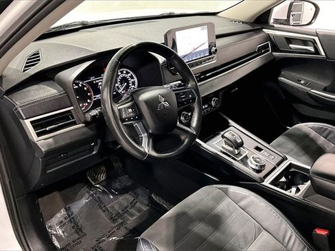 Used 2022 Mitsubishi Outlander SE image 17