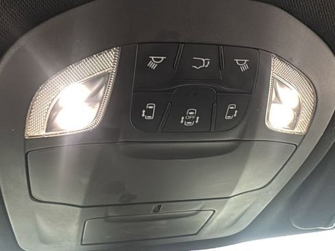 Used 2025 Chrysler Pacifica Select image 33