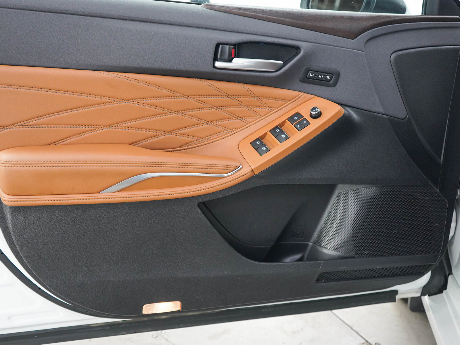 Used 2019 Toyota Avalon Limited FWD image 17