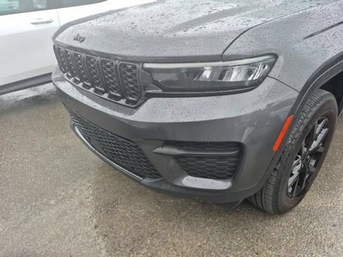 Used 2024 Jeep Grand Cherokee Altitude AWD/4WD image 3