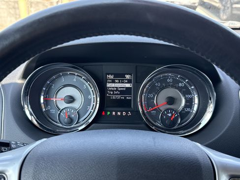 Used 2011 Chrysler Town & Country Touring-L w/ Entertainment Group #2 FWD image 20