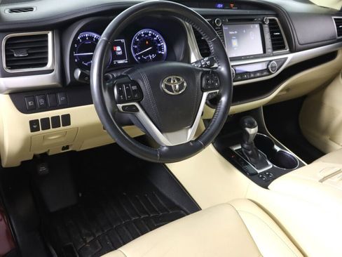Used 2019 Toyota Highlander XLE FWD image 9