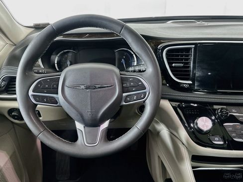 Used 2023 Chrysler Pacifica Limited FWD image 18