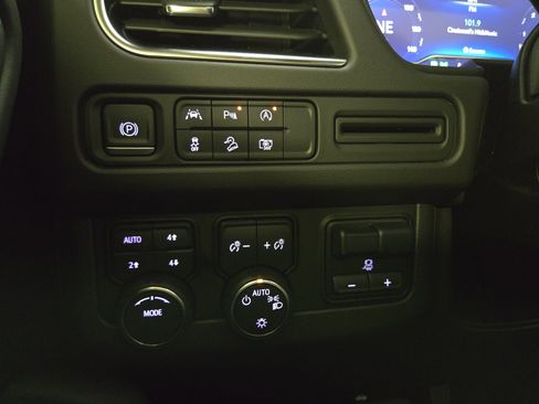 Used 2024 Chevrolet Tahoe Z71 w/ Luxury Package AWD/4WD image 27