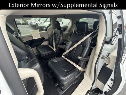 Used 2024 Chrysler Pacifica Limited FWD image 19