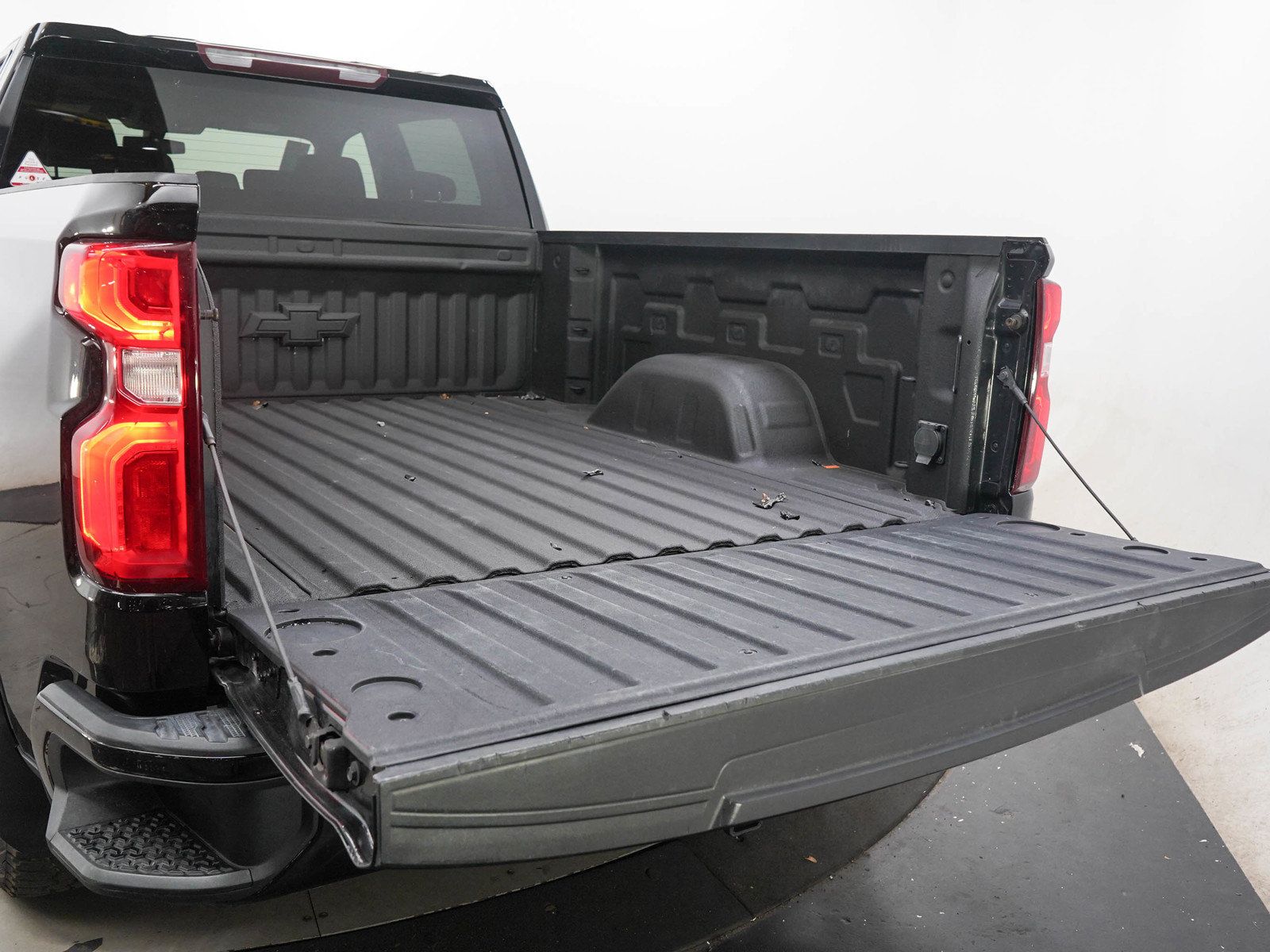 Used 2021 Chevrolet Silverado 1500 Custom w/ LPO, Dark Essentials Package AWD/4WD image 9