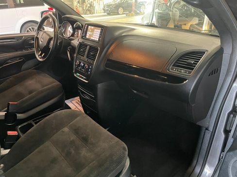 Used 2018 Dodge Grand Caravan SE FWD image 17