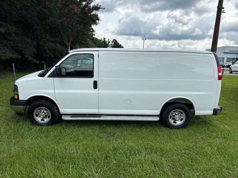 Used 2025 Chevrolet Express 2500 w/ Driver Convenience Package RWD image 4