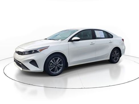 Used 2023 Kia Forte LXS w/ LXS Technology Package FWD image 3