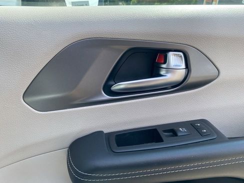 Used 2023 Chrysler Pacifica Touring-L image 10