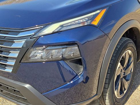 Used 2025 Nissan Rogue SV image 9