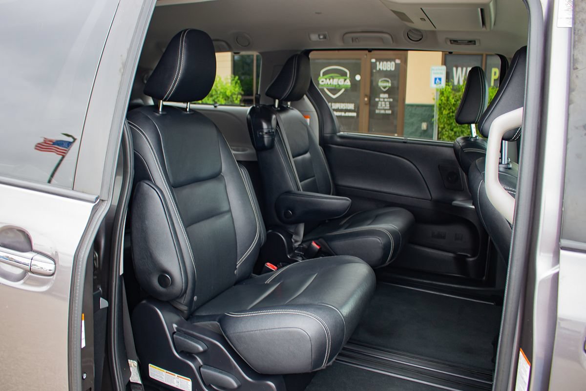 Used 2020 Toyota Sienna SE Premium FWD image 23