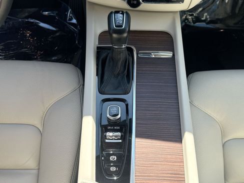 Used 2021 Volvo XC60 T5 Momentum w/ Premium Package FWD image 22