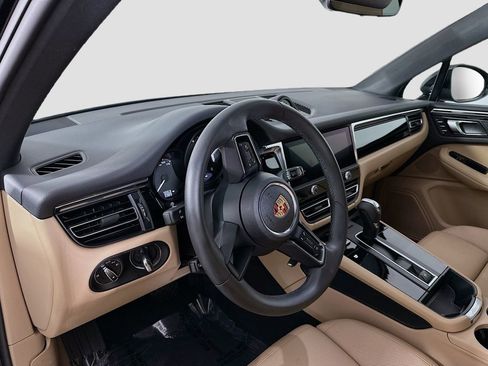Used 2025 Porsche Macan image 4