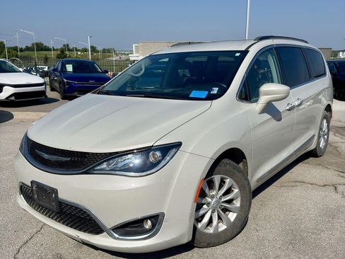 Used 2017 Chrysler Pacifica Touring-L FWD image 1