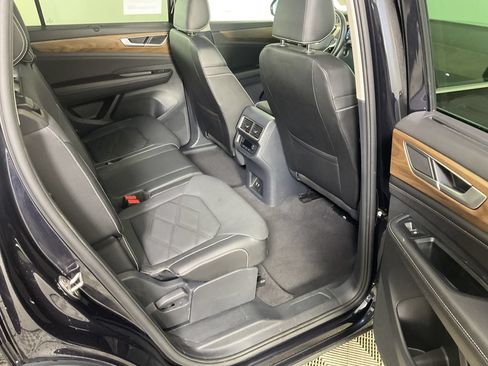 Used 2025 Volkswagen Atlas SE AWD/4WD image 16