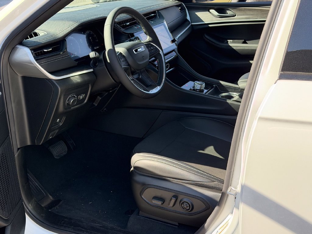 New 2026 Jeep Grand Cherokee Altitude RWD image 10