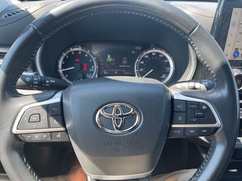 Used 2023 Toyota Highlander XLE FWD image 11